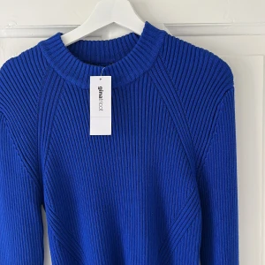 Stickad tröja  - Stickad tröja från Gina tricot, aldrig använd, prislapp kvar. St XL men skulle säga mer som en M.