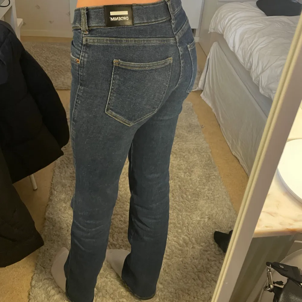 Lågmidjade jeans från Dr.Denim köpta för 4 månader sen så knappt använda, ser helt nya ut inga skavanker. Storlek XS längd 32. Nypris 699kr💙 Priset kan diskuteras. Jeans & Byxor.