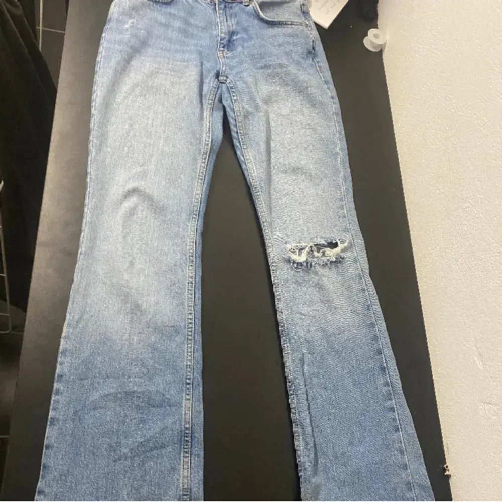 Säljer domma flared jeans från Gina i storlek 36,lite sovande lägest ner på jeans anars bra skick 🥰köparen står för frakt , pris kan diskuteras . Jeans & Byxor.