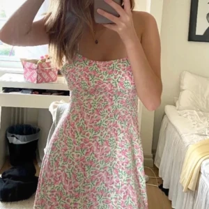 Blommig Zara Klänning🌸 - Säljer denna då den tyvärr aldrig har kommit till använding. Bilderna är lånad men det bara att höra av sig om det önskas fler🤞🏻