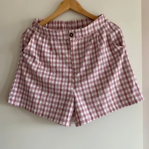 Rutiga shorts - Jättefina trendiga rutiga shorts perfekta till sommaren. Pytteliten defekt som syns på bild tre. Köpare står för frakten✨