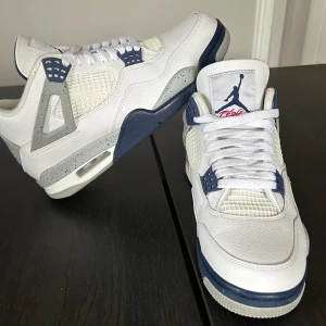 Jordan 4 midnight navy - Som nya.  Säljer dom pågrund av att jag inte använder dom storlek 43, använda ett par fåtal gånger de bara att höra av sig vid ett interesse/ Tack i förväg