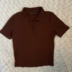 Mörkbrun polo t-shirt från Zara. Fint skick 🤍