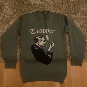 Made By Trappers Stickad Tröja - Säljs pga jag inte använder den. Skick 9/10 Nypris 799kr mitt pris 449kr  KAN GÅ NER GENOM SNABBAFFÄR