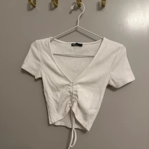 Likadan topp i svart och vit från Zara - Den svarta toppen är en exakt likadan topp som den vita. Jag använder inte de längre så jag inte tycker det är min stil längre. Jättefina, skönt material, stretchiga. 