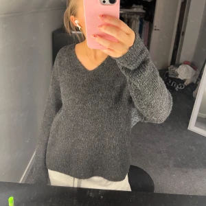 Stickad tröja  - Grå stickad tröja med v-ringning, använd ett fåtal gånger💕