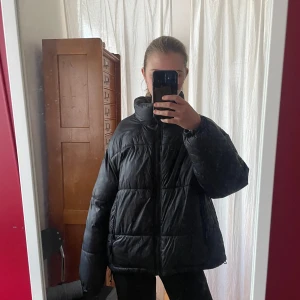 Dunjacka - Dunjacka från weekday! Storlek S men är oversized så skulle säga att den sitter som en M🥰