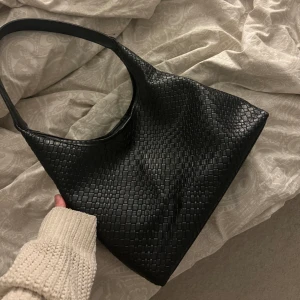 Flätad väska!! - Superfin och rymlig väska med flätdetaljer! Perfekt väska för skola, vardag, fest, resa💕 superfint skick💕