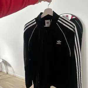 Helt oanvänd adidas Overshirt i storlek L. Ordinarie pris/ köpt för: 900kr Säljer för 400 vid snabb affär.