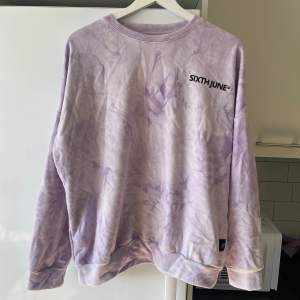 Lila tie dye sweatshirt från märket Sixth June, köpt på Nelly. Jätte mysig och lite oversize modell, kommer tyvärr inte till användning så nyskick. Nypris 600 kr 💜