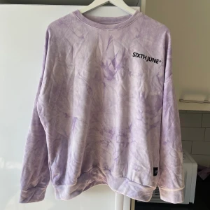Sixth June sweatshirt - Lila tie dye sweatshirt från märket Sixth June, köpt på Nelly. Jätte mysig och lite oversize modell, kommer tyvärr inte till användning så nyskick. Nypris 600 kr 💜