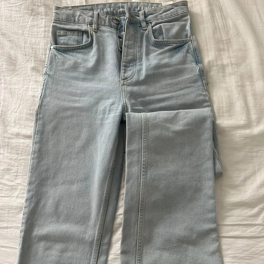 Jeans från bikbok med hög midja som är i boot flare modellen (sista bilder visar hur de sitter på modell). Super snygga! . Jeans & Byxor.