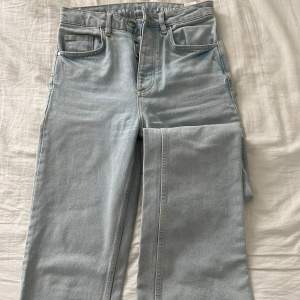 Jeans från bikbok med hög midja som är i boot flare modellen (sista bilder visar hur de sitter på modell). Super snygga! 