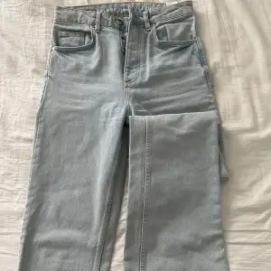 Jeans från bikbok med hög midja som är i boot flare modellen (sista bilder visar hur de sitter på modell). Super snygga! 
