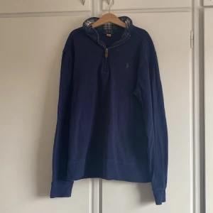 Marinblå Polo Ralph Lauren half zip up  - En marinblå half zip up från Polo Ralph Lauren. Storlek 14-16 men kan passa 12-16 också. Väldigt fint skick inga fläckar eller skador men är lite urtvättad. Vill man ha fler bilder eller diskutera pris så kan vi lösa det.  