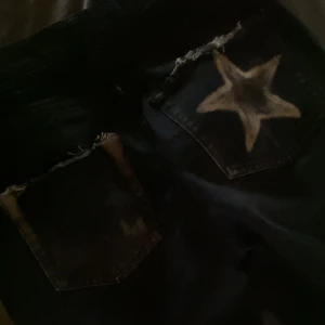 Coola jeans - Svarta jeans med detaljer på fickorna, kan tyvärr inte visa på då som är försmå samt för korta🩷  Inga defekter! Dom är baggy/straight🩷 har slits där nere.  Midjemått- 36cm Innerbenslängd- 79cm Skriv vid frågor🩷dock inga bilder ‼️ Väl använda! 