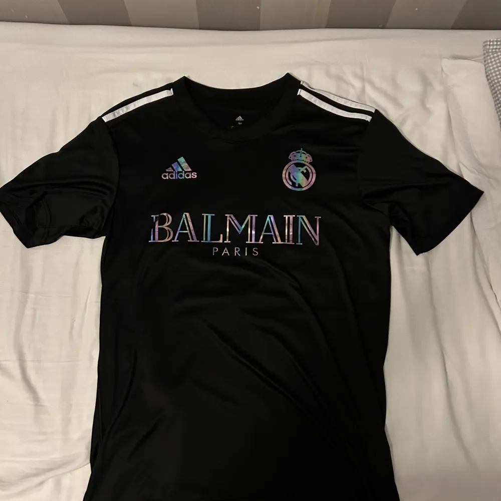 Säljer denna balmain real Madrid tshirt Perfekt nu till sommaren 250 kr . T-shirts.