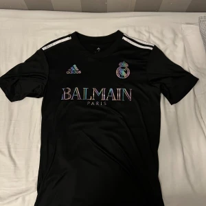 Real Madrid balmain  - Säljer denna balmain real Madrid tshirt Perfekt nu till sommaren 250 kr 