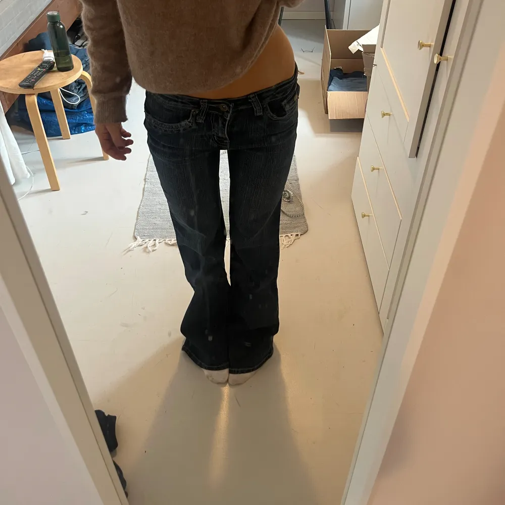 Lågmidjade bootcut jeans som är helt nya. Midjemått 34 cm, innebenslängd 80 cm. Köp via köp nu ❤️‍🔥. Jeans & Byxor.