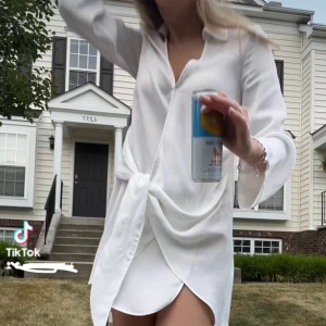 Vit satinklänning från zara - Satinklänning med knytdetalj och vida ärmar. Så fin! Använd vid ett tillfälle. 💗Har fått en reva under ena ärmen. Syns ej när man har den på sig och är inte hål igenom. Se bild.