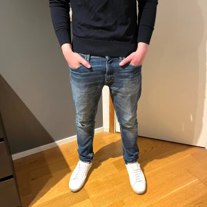 Tiger of sweden jeans - Riktigt snygga slim fit jeans från Tiger of sweden. Säljer då de är lite för små för mig. Passar en grabb runt 170cm. Jeansen har inga defekter, skriv om ni har några funderingar!