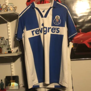 Porto Tröja  - Köpt från planet fotball i Stockholm har box nypris 700 mycket fint skick