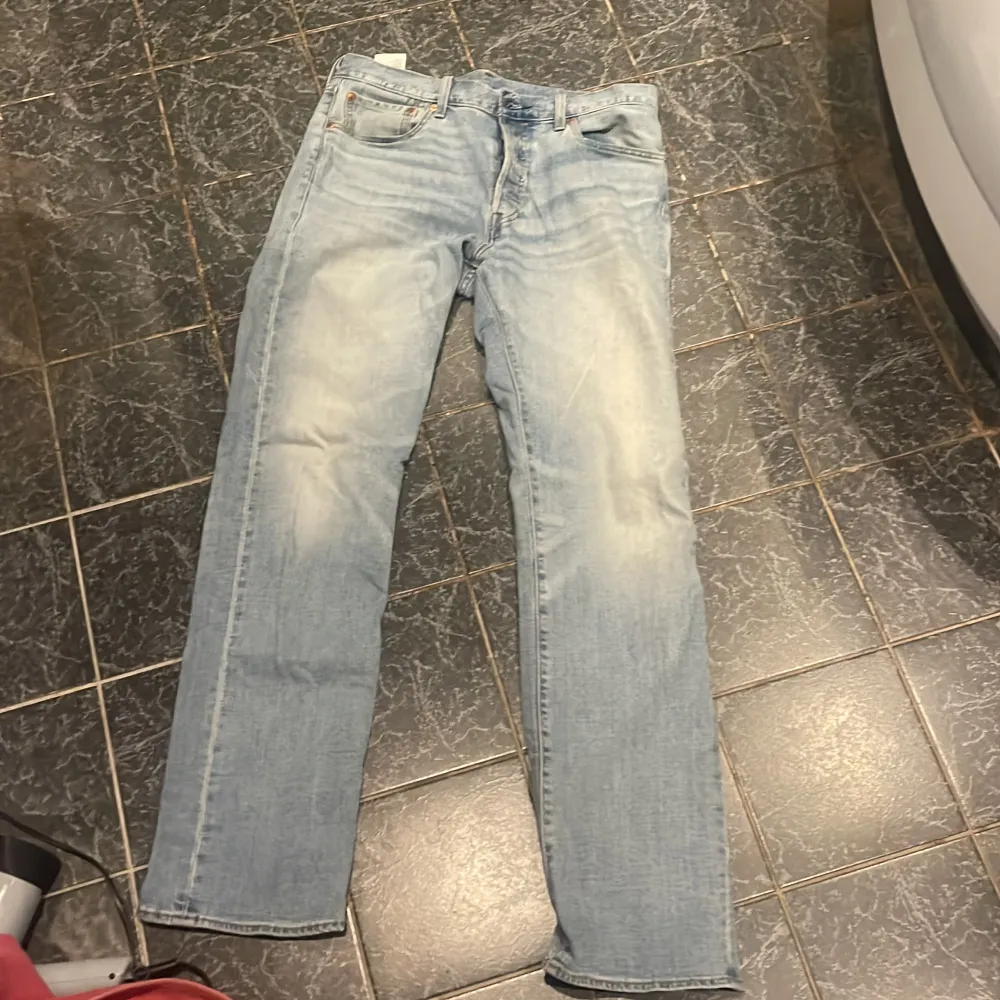Ljusblå Levis jeans storlek 33/34. Jeans & Byxor.