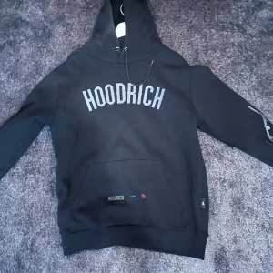 Hoodrich hoodie grå/svart - Nästan ny, ingen skada fråga om mer bilder 