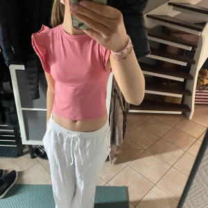 Topp - Söt topp från lager 157💞 Spardamt använd utan defekter💞 Sitter perfekt på mig som är 165💞 Vid frågor eller fler bilder är de bara att höra av sig❤️