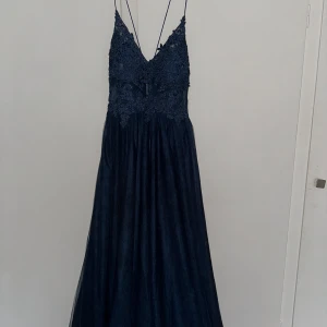 Balklänning - Klänningen är i strl Small, men uppsydd så den passar mig som är 157 och klackar. Använd 1 gång så i jättefint skick. 