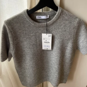 Stickad t-shirt Zara  - Ny med prislappar! Storlek M men skulle säga att den även passar XS/S beroende på hur man vill att den ska sitta 💘 
