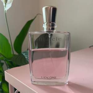 Blommig sommardoft från Lancome. 100 ml som kostar 1500 kr överallt online! Mycket av parfymen kvar 🌷🌷🌷