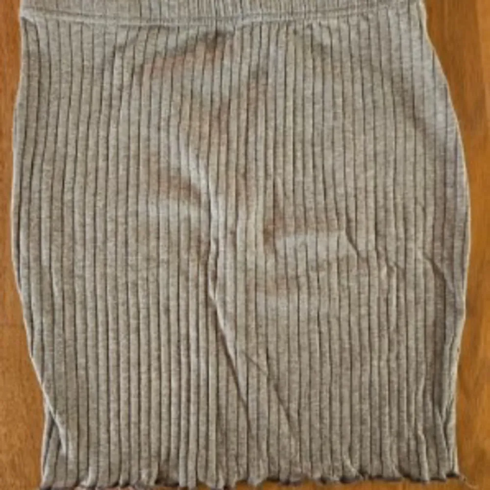 Ribbad grå kjol från Shein, säljer då den inte kommer till användning! Inte använd så mycket. Skriv vid bättre bilder eller funderingar🥰. Kjolar.