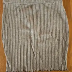 Ribbad grå kjol från Shein, säljer då den inte kommer till användning! Inte använd så mycket. Skriv vid bättre bilder eller funderingar🥰