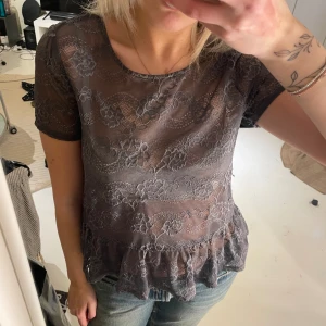 Spetsblus  - Spetsblus i grå t shirt