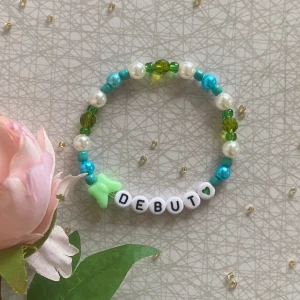 Taylor Swift Armband Debut - ⭐️ Elastisk tråd, ca 15 cm innerkrets, kan göra nytt efter din storlek ⭐️    ⭐️ Rabatt om du köper fler än 2, skriv till mig innan köp för samfrakt ⭐️     ⭐️Kan även göra beställningar!⭐️