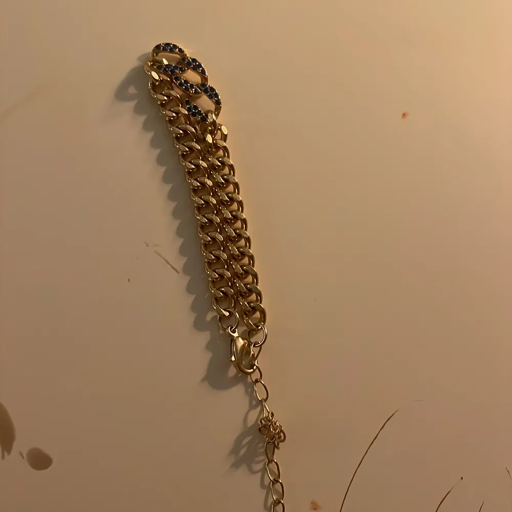 Fint guld armband köpt i Tyskland. Knappt använd då jag inte tycke om den så jätte mycket men någon annan kanske får användning av den! 🌟💛🌻🤩. Accessoarer.