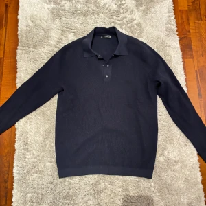 Fet stickad polo! - Säljer min feta stickade polotröja som ja inte använder längre. Inga skador på den alls och sitter skitbra