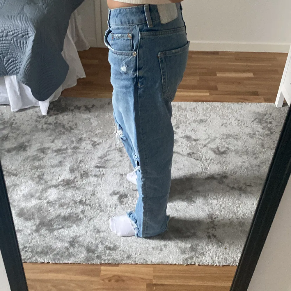 Säljer dessa jeans från Zara som är perfekta för sommaren! Använder inte dem så ofta så lika bra att sälja dem istället. Priset kan diskuteras😊. Jeans & Byxor.