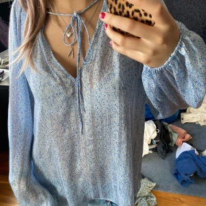 Blommig blus - Säljer denna fina blommiga blus som är perfekt nu till våren. Passar mig som har S!
