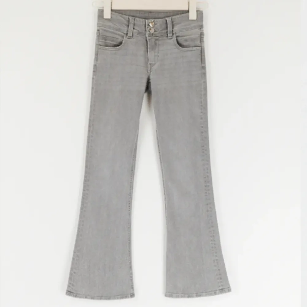 Säljer mina super fina ljusgråa jeans då jag inte använder dom längre  Bra skick men lite slitna vid kanten av jeansen . Jeans & Byxor.