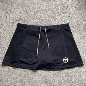 Tenniskjol - 🤍Kort tenniskjol från Tacchini  i strl 36