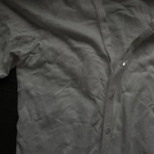 Vit stickad kofta - Super söt vit kofta i nyskick. Inga defekter. Är storlek XXL men passar som en L💝