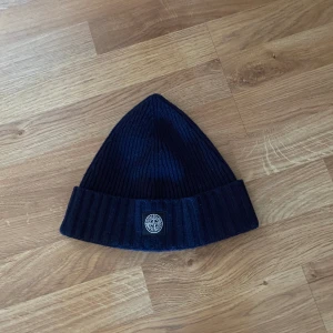 Stone island Mössa - Bra skick 10/10 och ett skönt material. Den är använd få gånger och kommer bli ett perfekt val till hösten och våren. Den är i storlek 3 i junior storlek. om ni har några frågor om mössan är de bara att dm mig så svarar jag så snabbt som möjligt.