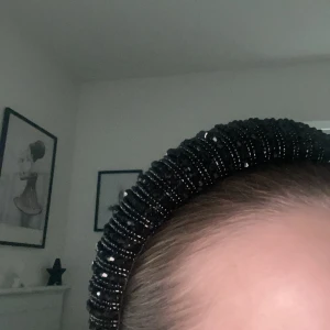 gulligt diadem🥰 - diadem från ett uf företag🥰 köpt för 79kr och säljer för 49kr🥰 väldigt likt det från shein fast detta har bättre kvalite💞