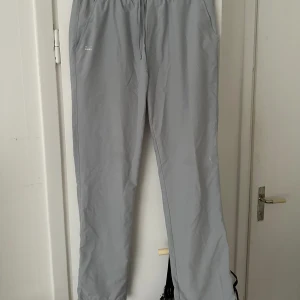 ADSGN tracksuit-byxor  - Tracksuit byxor i en fin grå färg från A-DSGN. Använt Max 2 gånger. Varsamt använda! 