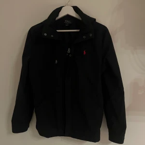 Ralph Lauren Windbreaker  - Säljer tyvärr nu min riktigt feta Ralph lauren windbreaker som jag har använt ett litet tag nu men har inga som helst defekter, tyvärr har jag växt ut den alltså därför jag säljer | Mitt pris 699kr | går att diskutera vid snabbaffär.