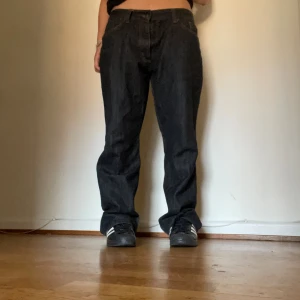 Baggy jeans - Super snygga dom är sköna och baggy, skriv för mått :) Är 160 och har storlek 37 vid midjan