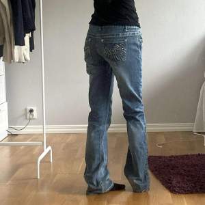 Supersnygga bootcut jeans med enkel nit-design på bakfickorna💖. Har extrabild på två fläckar, annars bra skick✨️.  Fråga på vid funderingar eller liknande.  75