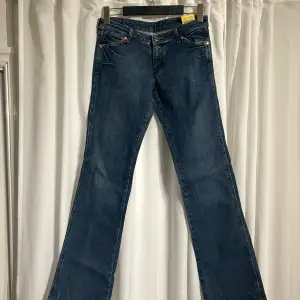 Säljer dessa snygga Wrangler jeans storlek 29/34  Innerbenslängden 81 Total längd 102 Midjemått 38 